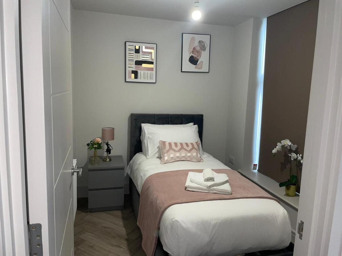 Wimbledon Luxury 3Bedroom Apartment Raynes Park Buitenkant foto